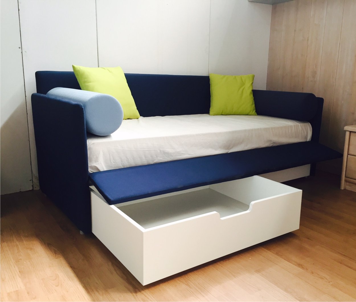 Letto imbottito a divano con cassettoni: Occasioni outlet