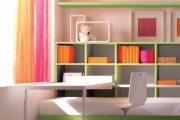 scrivania e libreria colorata