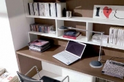 scrivania moderna con libreria