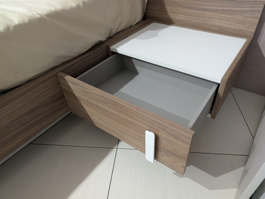 comodini a un cassetto in legno